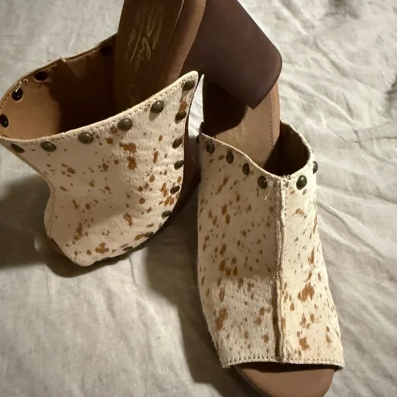 SBICCA CROWLEY CALF HAIR CLOG HEELS - Picture 3 of 5